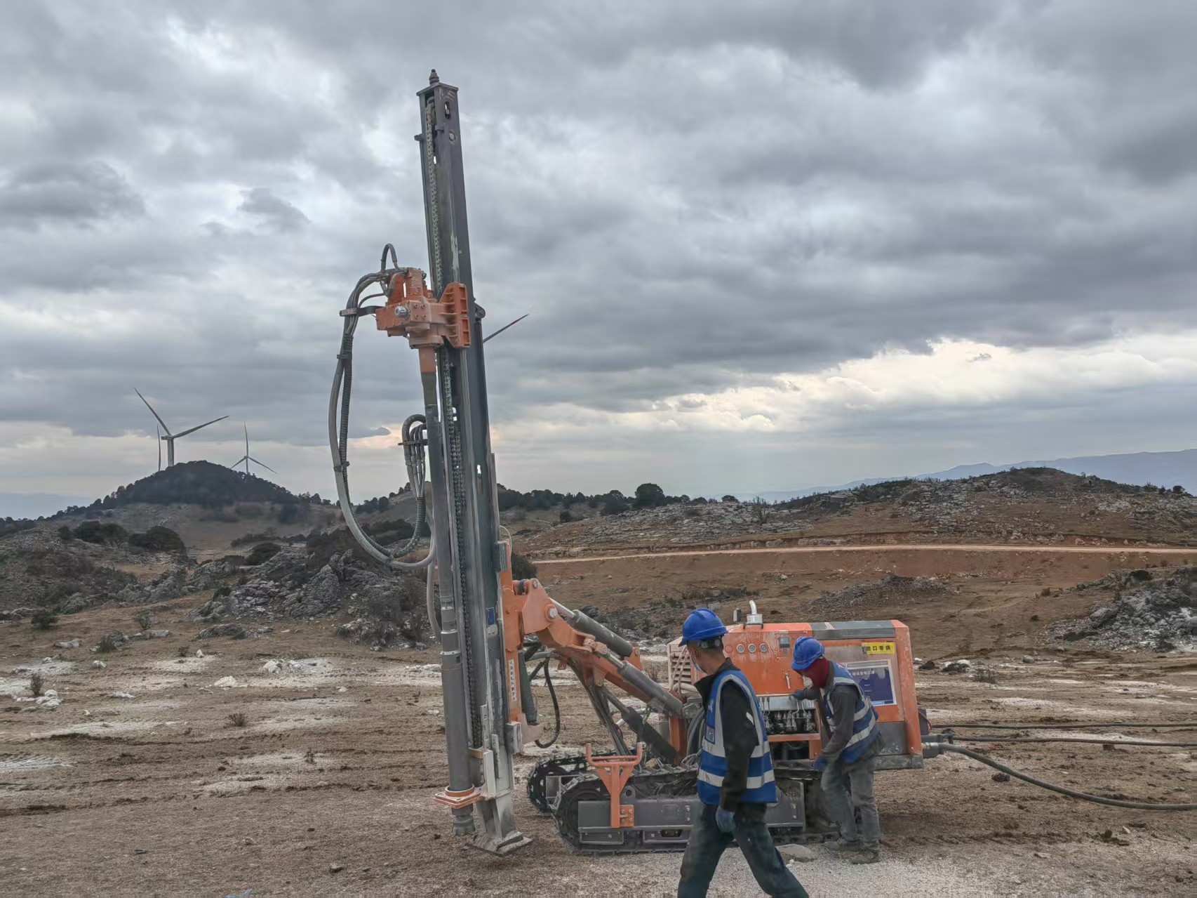 ZGYX-421T+ 一体式露天潜孔钻机 工作现场